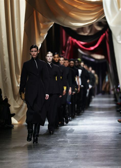 defile drone fendi|Rome meets London : le défilé Fendi automne hiver 2024.